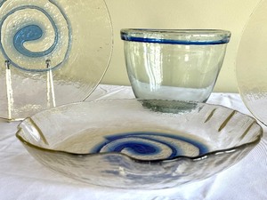 lot 84 image: Mexican Hand Blown Glass Serving Items