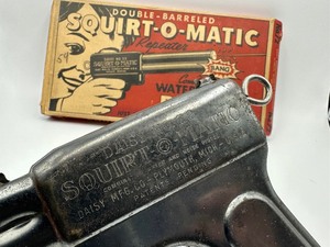 lot 3 image: Vintage Daisy No. 72 Squirt O Matic Toy Gun with Box
