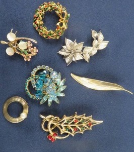 LOT OF VINTAGE BROOCHES