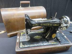 SINGER SEWING MACHINE IN CASE