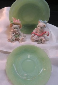 COLLECTABLE CALICO KITTENS  JADEITE SAUCERS