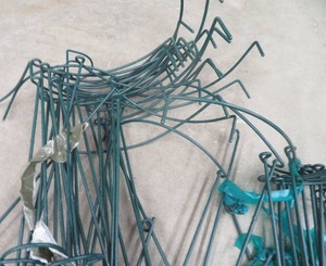 LARGE LOT OF GARDEN STAKES AND RINGS