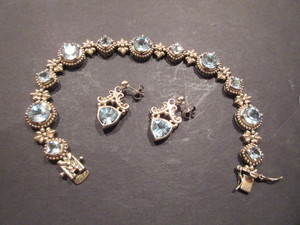 lot 102 image: STERLING SILVER BRACELET AND STERLING SILVER EARRINGS