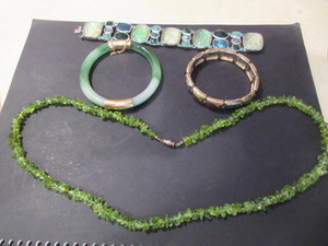 lot 109 image: NATURAL STONE NECKLACE AND BRACELETS
