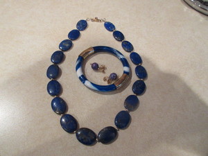 lot 111 image: LAPIS LAZULI NECKLACE, LAPIS EARRINGS AND A NATURAL STONE BRACELET
