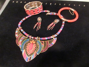 lot 112 image: COLORFUL COSTUME JEWELRY