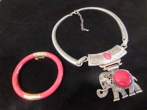 lot 113 image: ELEPHANT THEMED COSTUME JEWELRY