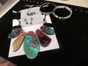 lot 114 image: FAMARINE NECKLACE, ABALONE BRACELET, STONE EARRINGS