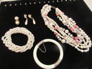 lot 118 image: PEARLS- NECKLACE, BRACELETS AND EARRINGS