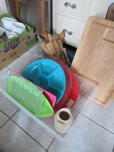 lot 236 image: WOODEN KITCHEN UTENSILS, CUTTING BOARD AND MORE