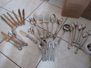 lot 241 image: QUEENS FANCY STAINLESS FLATWARE WITH SERVING PIECES