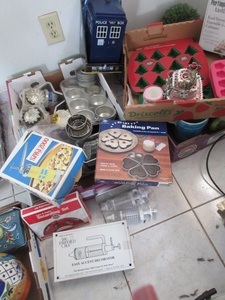 lot 269 image: COOKIE AND CAKE DECORATING AND BAKING ACCESSORIES - MANY ARE BRAND NEW