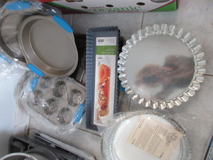 lot 270 image: PAMPERED CHEF BAKING PANS AND OTHER BRANDS - ALL NEW