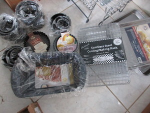 lot 271 image: PAMPERED CHEF FLAN PANS, WILTON LOAF PAN  AND MORE - ALLNEW