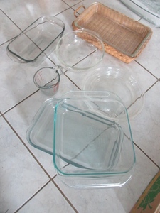 lot 274 image: PYREX BAKEWARE AND THEN SOME