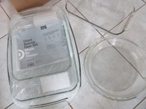 lot 275 image: AN ASSORTMENT OF GLASS BAKEWARE- SOME  ITEMS ARE NEW