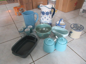 lot 279 image: ASSORTED BLUE THEMED POTTERY ITEMS FOR HOME AND KITCHEN
