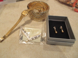 lot 133 image: SEIKO WATCH, CLOISONNE EARRINGS AND MORE
