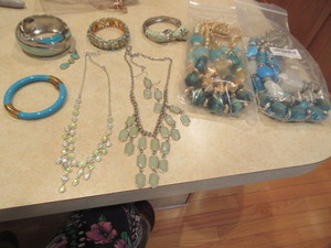 lot 138 image: STYLISH FASHION JEWELRY