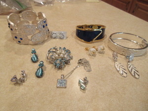 lot 140 image: SPARKLY COSTUME JEWELRY