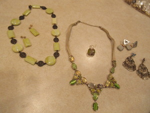 lot 142 image: STONE AND COSTUME JEWELRY