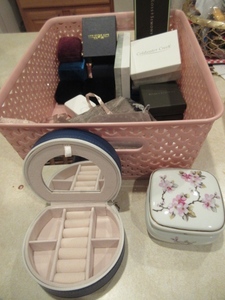 lot 145 image: SAN FRANCISCO MUSIC BOX, TRAVEL JEWELRY CASE AND SMALL JEWELRY GIFT BOXES AND BAGS