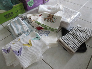 lot 299 image: NICE QUALITY KITCHEN LINENS
