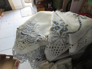 lot 305 image: BEAUTIFUL POLYESTER CUT WORK TABLE LINEN