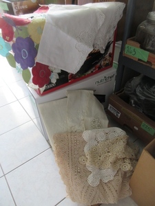 lot 306 image: CUTWORK, CROCHET AND TATTED TABLE LINENS