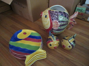 lot 405 image: FISH THEMED CERAMIC SERVING ITEMS - PERFECT FOR YOUR SUMMER PARTIES