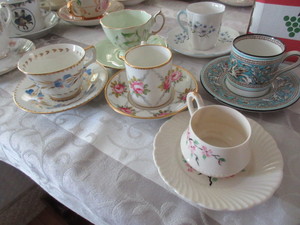 lot 419 image: BONE CHINA CUPS, SAUCERS AND MINI CITY THEMED TEA POTS
