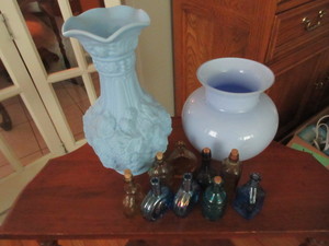 lot 424 image: POLISH ART GLASS VASE AND MORE COLORFUL GLASS