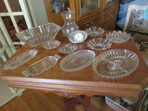 lot 435 image: CRYSTAL AND CUT GLASS ITEMS - SOME ARE VINTAGE