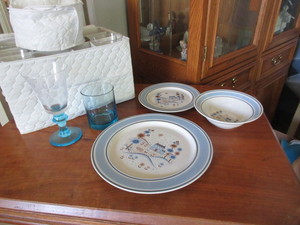 lot 446 image: THE MUSEUM COLLECTION DINNEWARE AND BLUE GLASSWARE