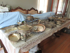 lot 463 image: LARGE QUANTITY OF SILVER PLATED SERVING ITEMS