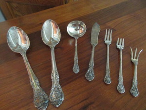 lot 478 image: GORHAM STERLING SILVER FLATWARE - KING EDWARD PATTERN - 7 SERVING PIECES