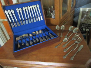 lot 484 image: STAINLESS STEEL FLATWARE BY ONEIDA INCLUDES WOODEN  CASE