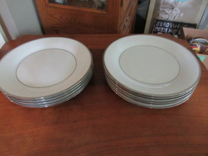lot 486 image: NORITAKI DIANA # 2611 PLATINUM TRIM FINE CHINA - DINNER PLATES