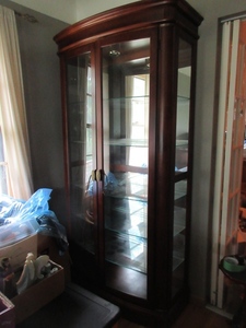 lot 173 image: PULASKI, SOLID WOOD, LIGHT UP CURIO CABINET