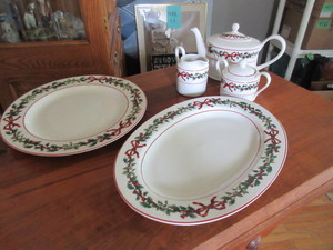 lot 504 image: WILLIAM ROBERTS HOLIDAY GARLAND FINE CHINA COFFEE SERVICE AND PLATTERS