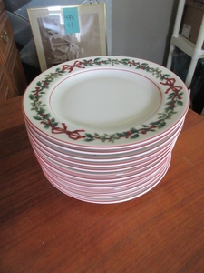 lot 506 image: WILLIAM ROBERTS HOLIDAY GARLAND SALAD PLATES