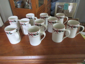 lot 507 image: WILLIAM ROBERTS HOLIDAY GARLAND COFFEE MUGS
