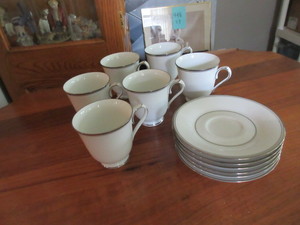 lot 495 image: NORITAKE DIANA #2611 PLATINUM TRIM FINE CHINA - CUPS AND SAUCERS