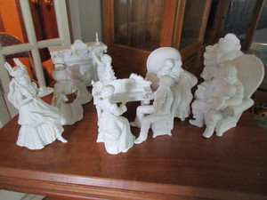 lot 510 image: DEPARTMENT 56 HOLIDAY FIGURINES