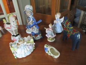 lot 511 image: ASSORTED PORCELAIN AND CERAMIC  FIGURINES