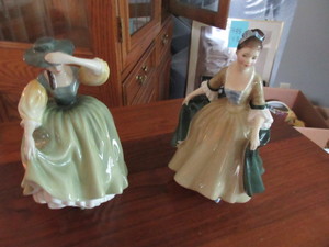 lot 513 image: ROYAL DOULTON FIGURINES