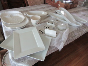 lot 522 image: CERAMIC CHARCUTERIE AND TASTING ACCESSORIES