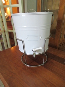 lot 524 image: BEVERAGE DISPENSER WITH STAND