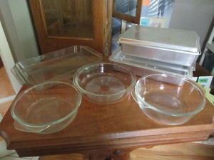 lot 525 image: GLASS AND ALUMINUM BAKING DISHES AND PANS