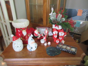 lot 550 image: SANTA THEMED CERAMICS AND MORE